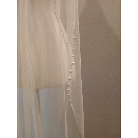 Minimalist Pearl Wedding Veil on Soft English Net Tulle - Picture 6 of 7
